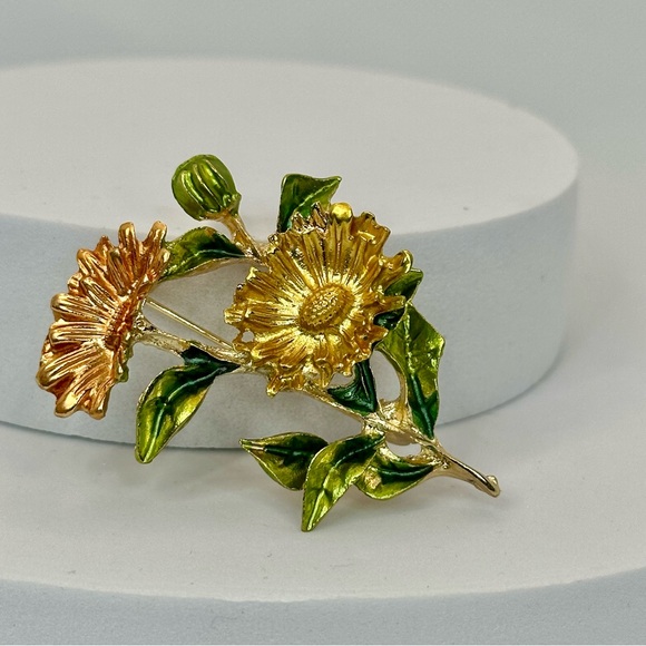 NWOT - Lovely Autumn Chrysanthemum Brooch - Picture 6 of 9